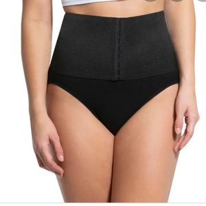 Skinny girl shaping seamless briefs